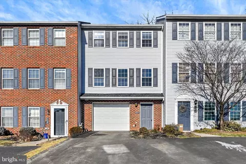 2256 N Point Dr, York, PA 17406
