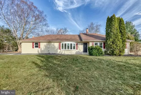 79 N School House Rd, Thomasville, PA 17364
