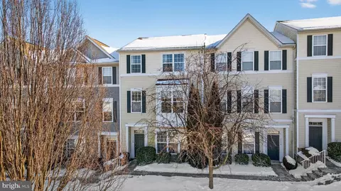 1120 Blue Bird Ln, York, PA 17402