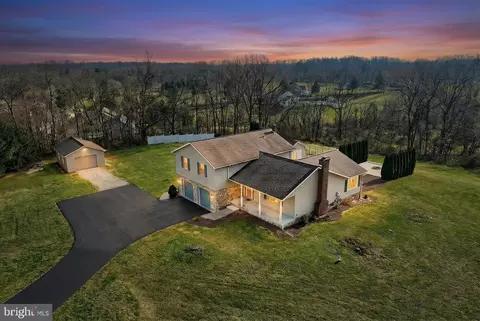 90 Vida Ln, Dover, PA 17315