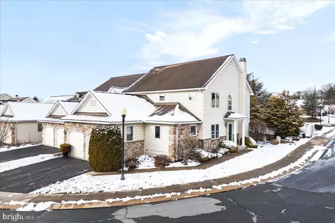153 Fountain Dr, York, PA 17402