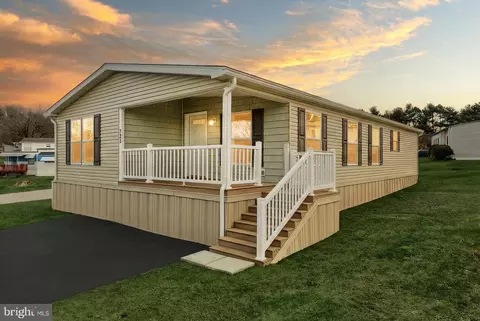723 Lake Dr, Mount Wolf, PA 17347