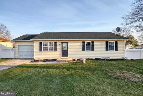 3330 E Pheasant Dr, Dover, PA 17315