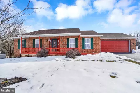 49 Edgehill Rd, Glen Rock, PA 17327