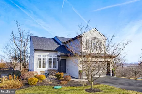 505 N Burberry Ln, Mount Wolf, PA 17347