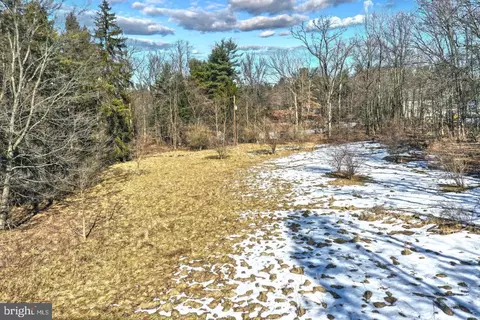 6895 Woodland Rd, Spring Grove, PA 17362