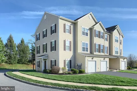 2305 Sunny Hill Cir #2305, York, PA 17406