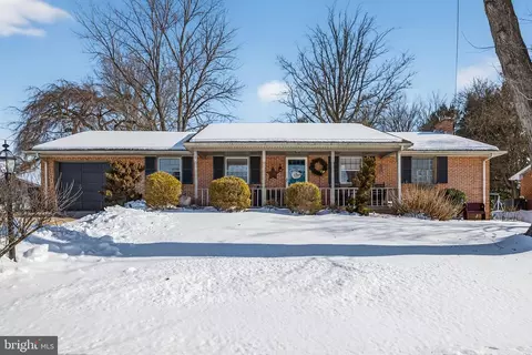 2139 Twin Brooks Dr, York, PA 17408