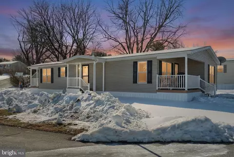 301 Blue Jay Dr, Red Lion, PA 17356