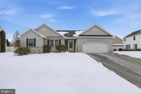 390 Pebble Beach Dr, Mount Wolf, PA 17347