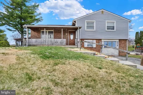 126 Claremont Dr, Seven Valleys, PA 17360