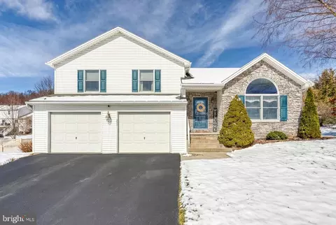 331 Braddock Dr, Etters, PA 17319