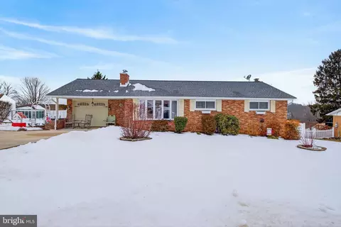 18 Woodland Dr, York, PA 17407