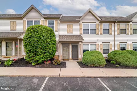 452 Buttonwood Ln # B, York, PA 17406