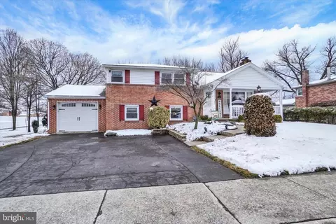 740 Sundale Dr, York, PA 17402