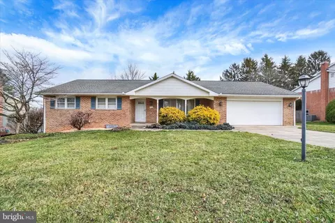 4158 Robinhood Dr, York, PA 17408
