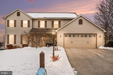 107 Summer House Ln, York, PA 17408