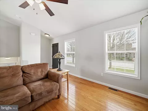 Living - 1678 Beech Ln, Hanover, PA 17331 photo 2 of 3