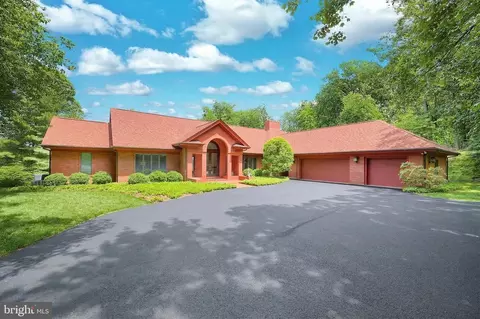 174 Springhouse Ln, Spring Grove, PA 17362