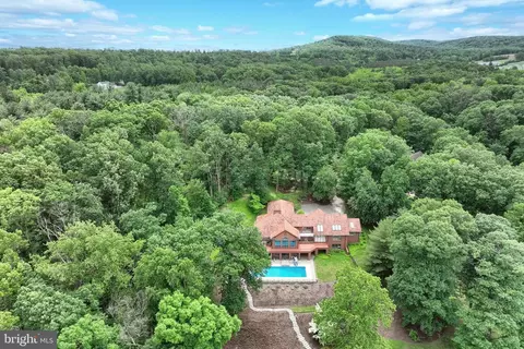 174 Springhouse Ln, Spring Grove, PA 17362