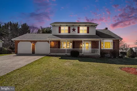 11 Narrow Rd, Hanover, PA 17331