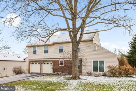 686 Cortland Dr, York, PA 17403