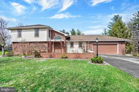 2729 Sparrow Dr, York, PA 17408