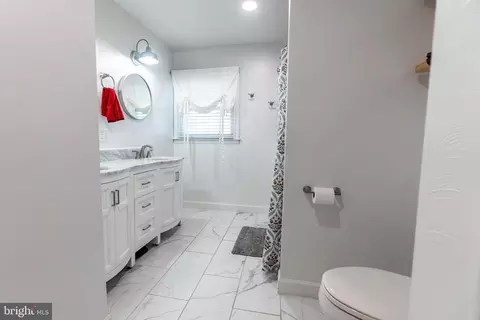 Entry Way - 717 E Walnut St, Hanover, PA 17331 photo 3 of 4