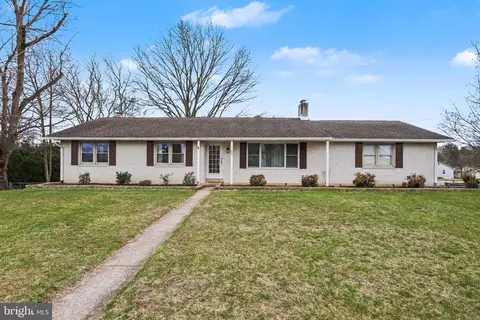 60 Fairway Dr, Etters, PA 17319
