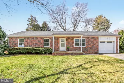 12 Locust St, Stewartstown, PA 17363