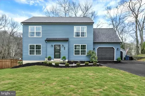 140 Burberry Ln, Mount Wolf, PA 17347