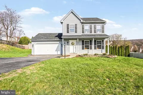 55 Burberry Ln, Mount Wolf, PA 17347