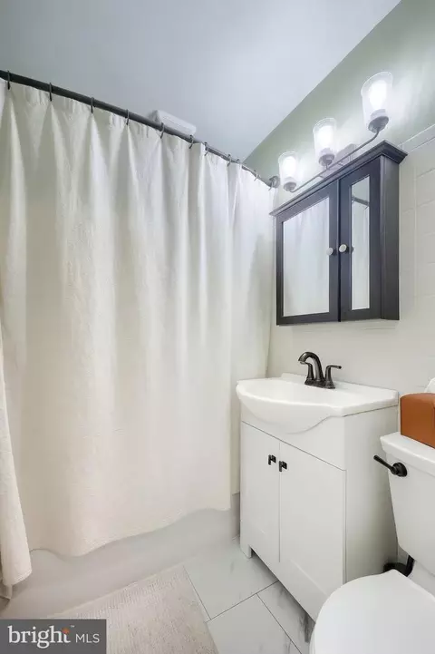 Bath - 1006 E Walnut St, Hanover, PA 17331 photo 1 of 1