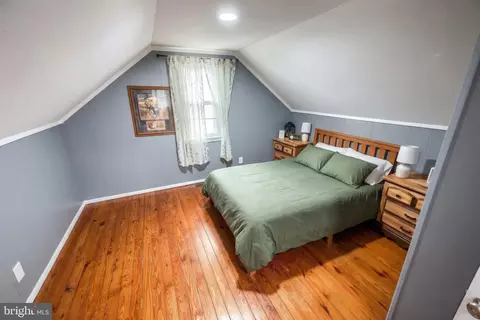 Bedroom - 1006 E Walnut St, Hanover, PA 17331 photo 3 of 4