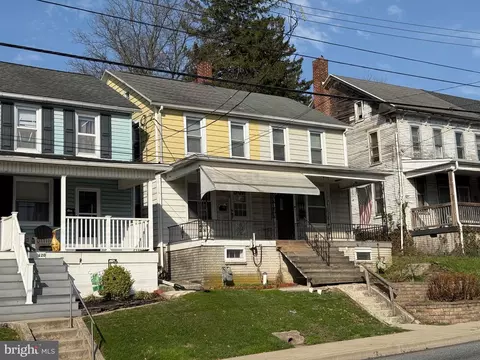 122 N Main St, Red Lion, PA 17356