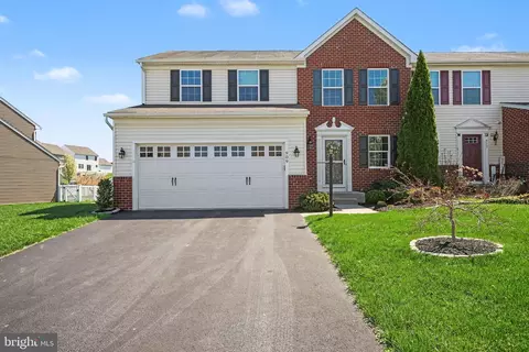 909 Cougar Pointe Cir, Seven Valleys, PA 17360