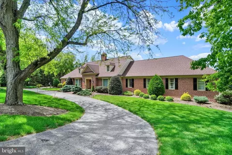 925 Summit Cir N, York, PA 17403