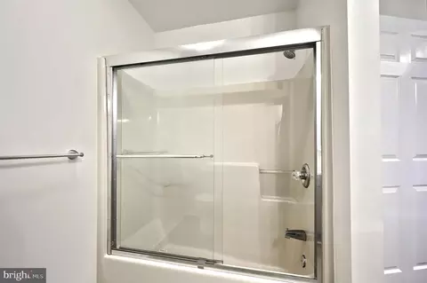 Bath - 413 Springbrook Ct, Hanover, PA 17331 photo 4 of 4