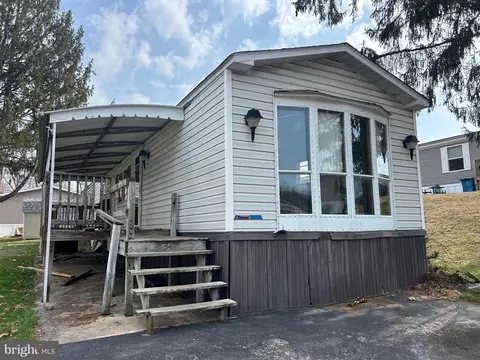 121 Chestnut Hill Dr, York, PA 17408
