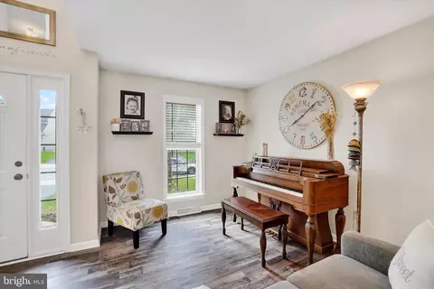 Entry Way - 445 Stabley Ln, Windsor, PA 17366 photo 2 of 4