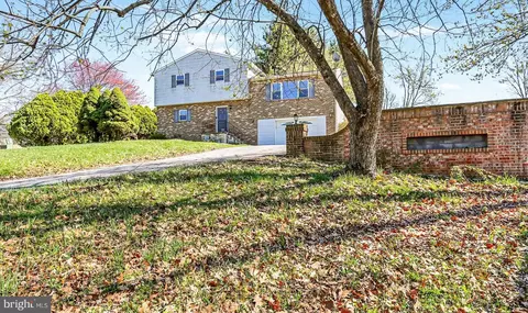 100 Hemlock Ln, Etters, PA 17319