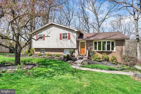 319 Holyoke Dr, York, PA 17402
