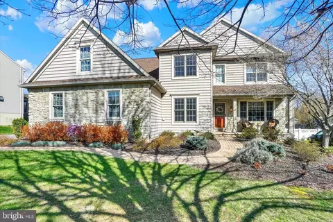934 Castle Pond Dr, York, PA 17402