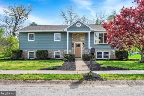 2700 Thornbridge Rd E, York, PA 17408