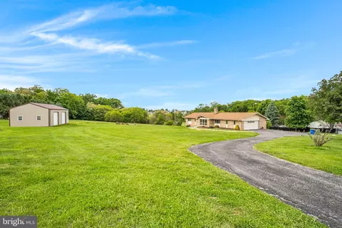 5 Sunset Dr, Hanover, PA 17331