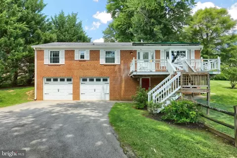 496 Lakeside Dr, New Freedom, PA 17349