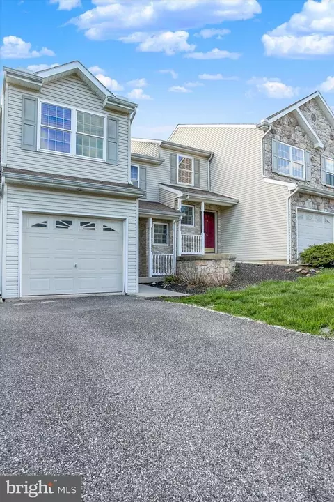 4 Fargreen Ct #1B, Etters, PA 17319