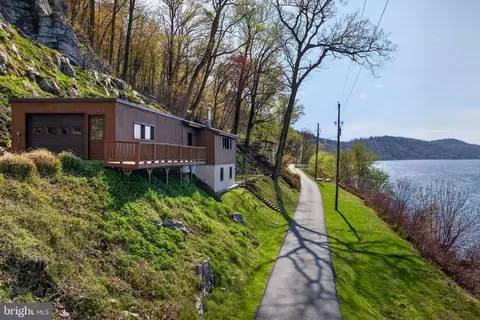 6710 River Dr, York, PA 17406