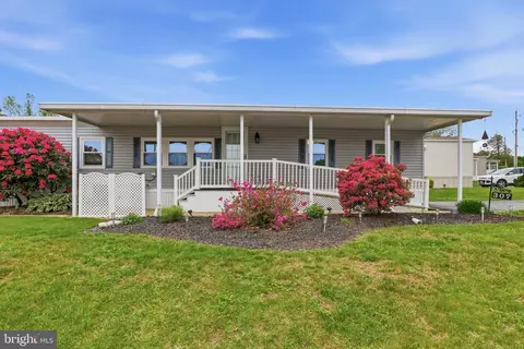 307 Blue Jay Dr, Red Lion, PA 17356