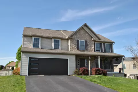 315 Lynne Dr, Mount Wolf, PA 17347